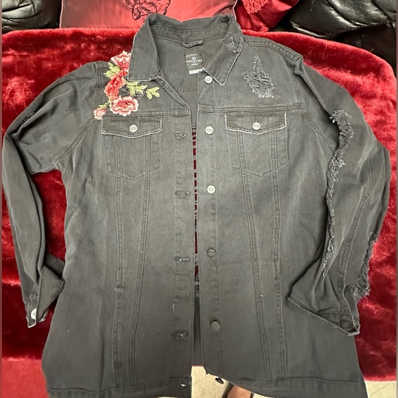 Fall ready 🍁Distressed Rose Embroidered Denim Jacked - Picture 4 of 8